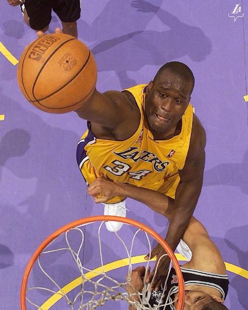 贝克汉姆首夺MLS冠军 14岁小七抹胸抢镜 大布缺席惹争议（贝克汉姆首捧MLS桂冠 小七造型引关注 大布缺席成热议）