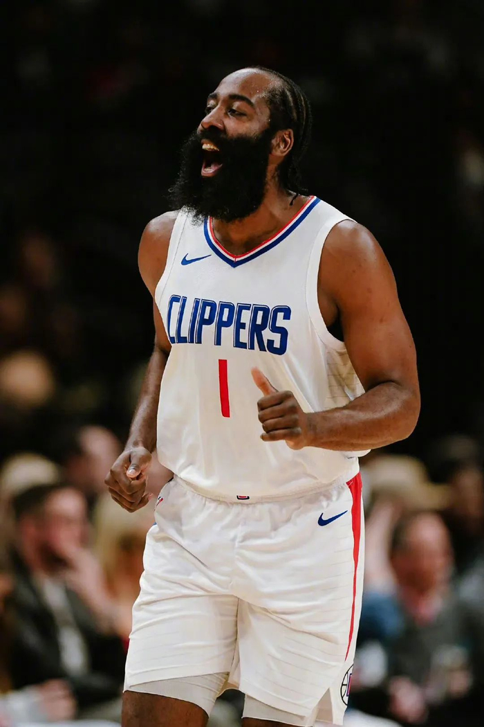 张外龙：曾跟球迷承诺一定会回到重庆；跪谢最努力的球员们（张外龙称曾许诺定会回到重庆，跪地感谢最拼的球员）