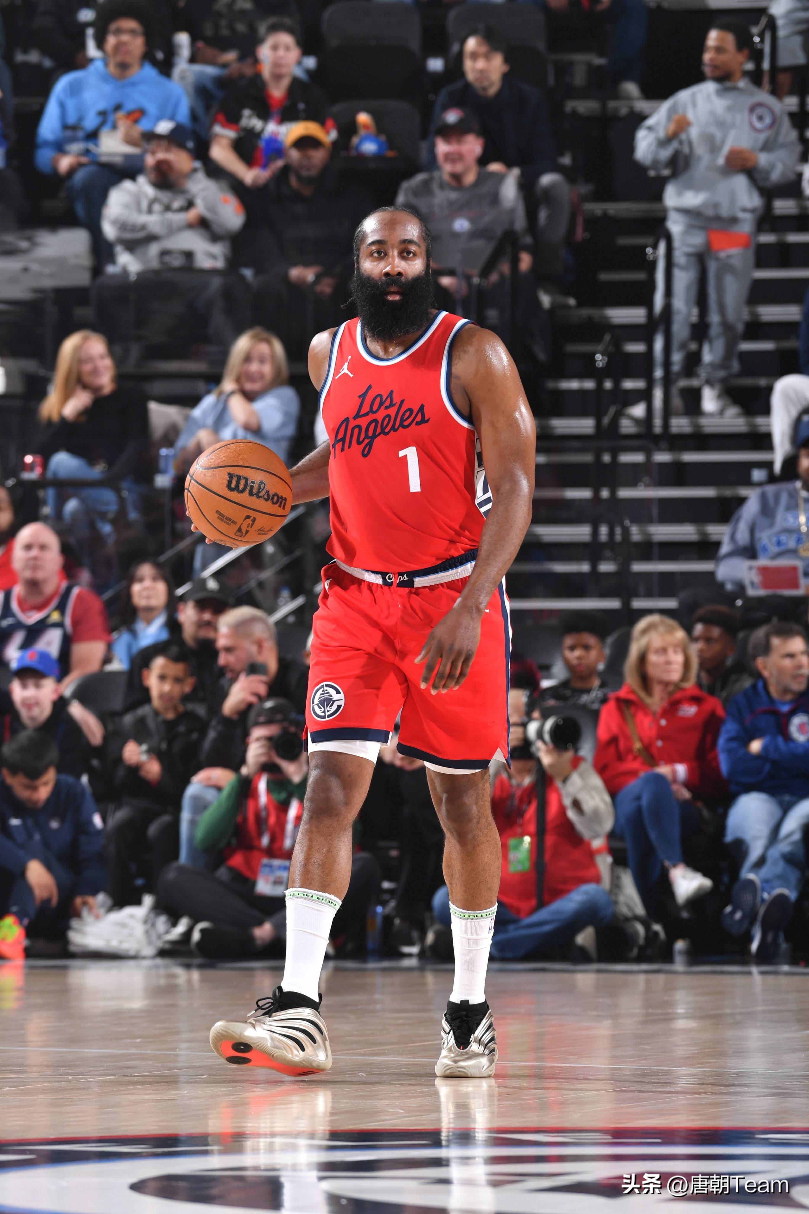 成都球迷怒喷自家球员：球迷和谁有仇你们就输谁，我们要不要脸？（成都球迷怒斥本队球员：球迷和谁结仇你们就输谁，丢不丢人？）