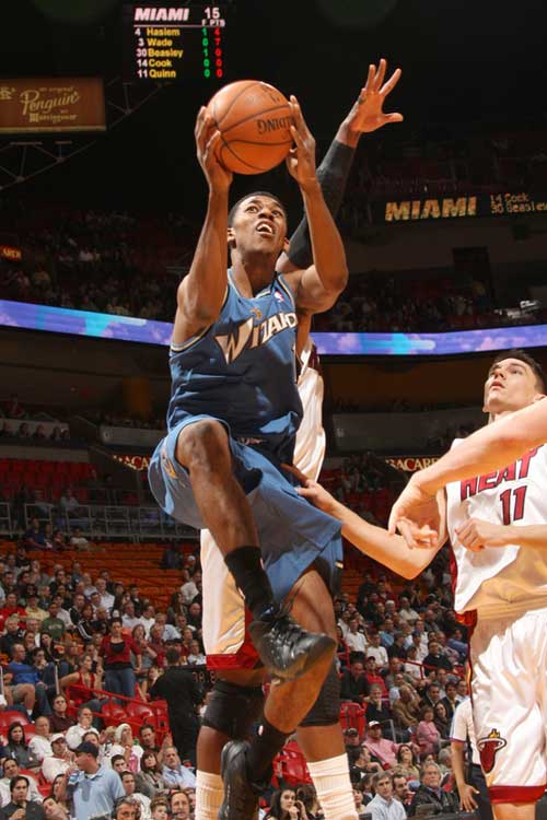 中超降级队换帅风波：洋帅黯然离场，菜鸟能否逆袭？（中超降级队帅位动荡：外教离任，新人上任能否逆袭？）